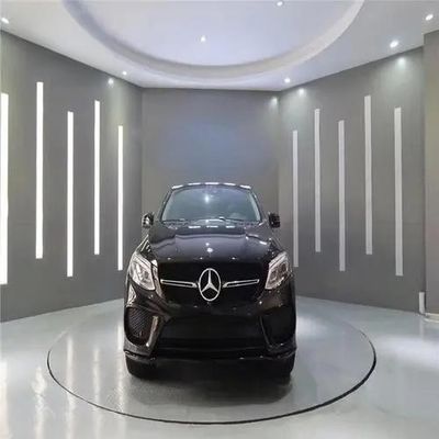 Autolift-Turntable für und stilvolle Fahrzeugdarstellung in Ausstellungshallen und Showrooms